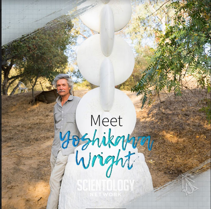 Kamenosochař z Los Angeles Yoshikawa Wright je Scientolog umělec