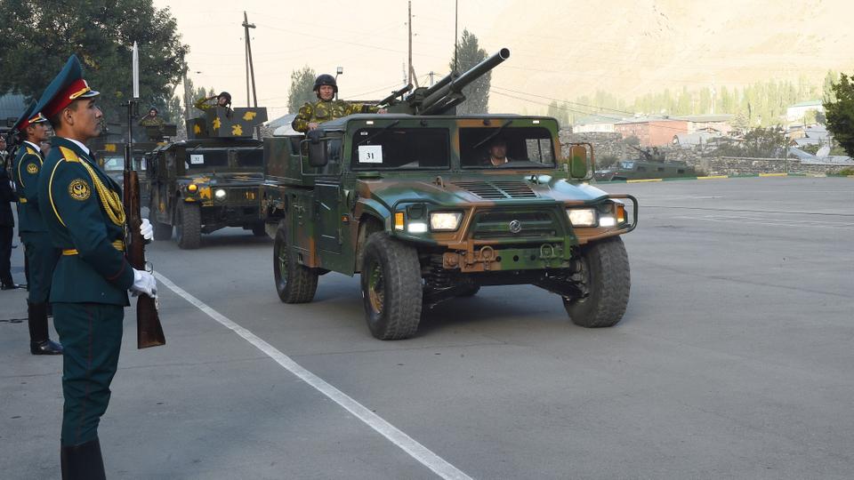 Tádžičtí příslušníci se účastní vojenské přehlídky poblíž hranic s Afghánistánem ve městě Khorog (Khorugh), Tádžikistán dne 30. září 2021