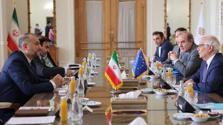 Íránský FM Hossein Amir-Abdollahian se 25. června 2022 setkal s Josepem Borrellem, vysokým představitelem EU pro zahraniční věci a bezpečnostní politiku v ústředí ministerstva zahraničí v Teheránu, Írán