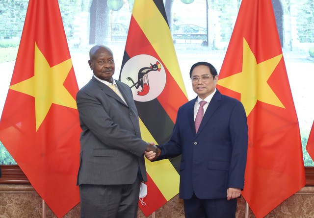 Premiér Pham Minh Chinh a ugandský prezident Yoweri Kaguta Museveni.