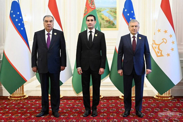 Prezident Uzbekistánu se účastní summitu v Ašchabadu