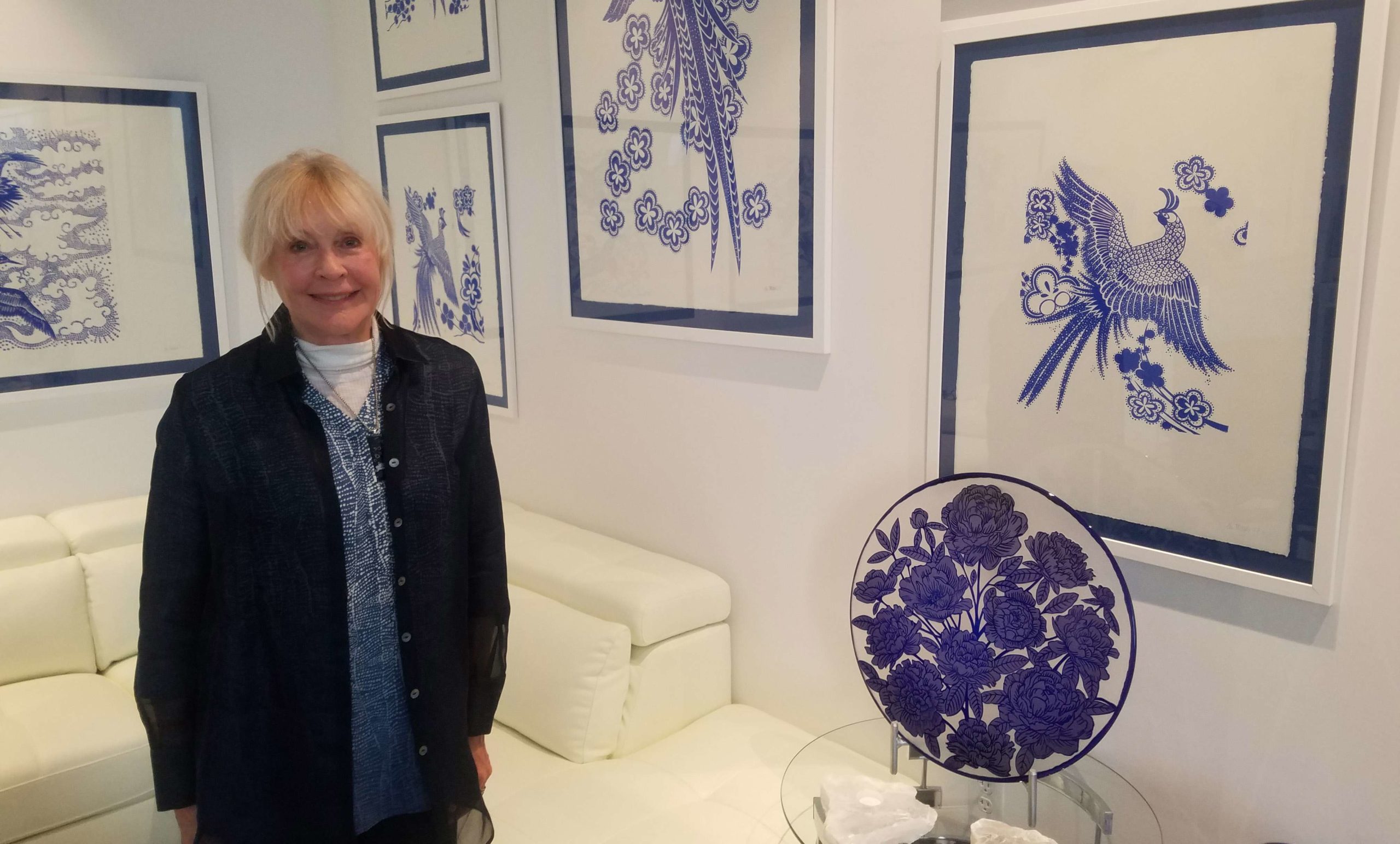 Oblast ve třetím patře muzea Imagine Museum zobrazuje některé ze skleněných výtvorů Trish Dugganové a s originálními otisky dřevěných bloků, které samy začaly jako kusy skla. „Každý výtisk, který v těchto místnostech uvidíte, odpovídá kusu skla,“ vysvětluje.