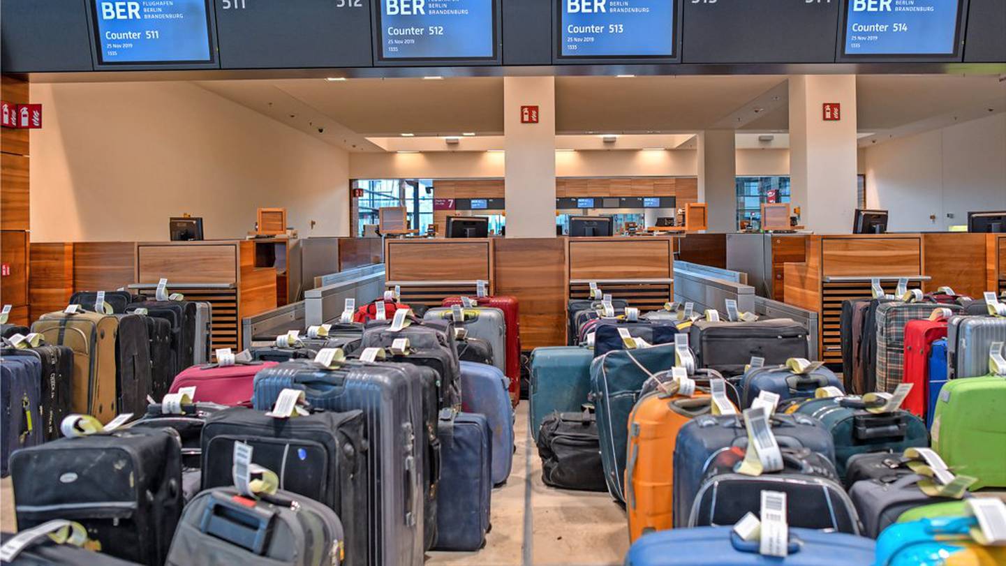 V suterénu hlavního letiště Berlín – Brandenburg (BER) zůstalo kolem 3000 kufrů