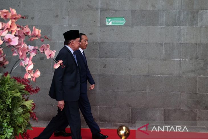 Indonéský prezident Joko Widodo (vpravo) s malajským premiérem Anwarem Ibrahimem (vlevo) uspořádali bilaterální jednání na okraj 42. summitu ASEAN v Labuan Bajo, okres West Manggarai, provincie Východní Nusa Tenggara, dne 9. května 2023