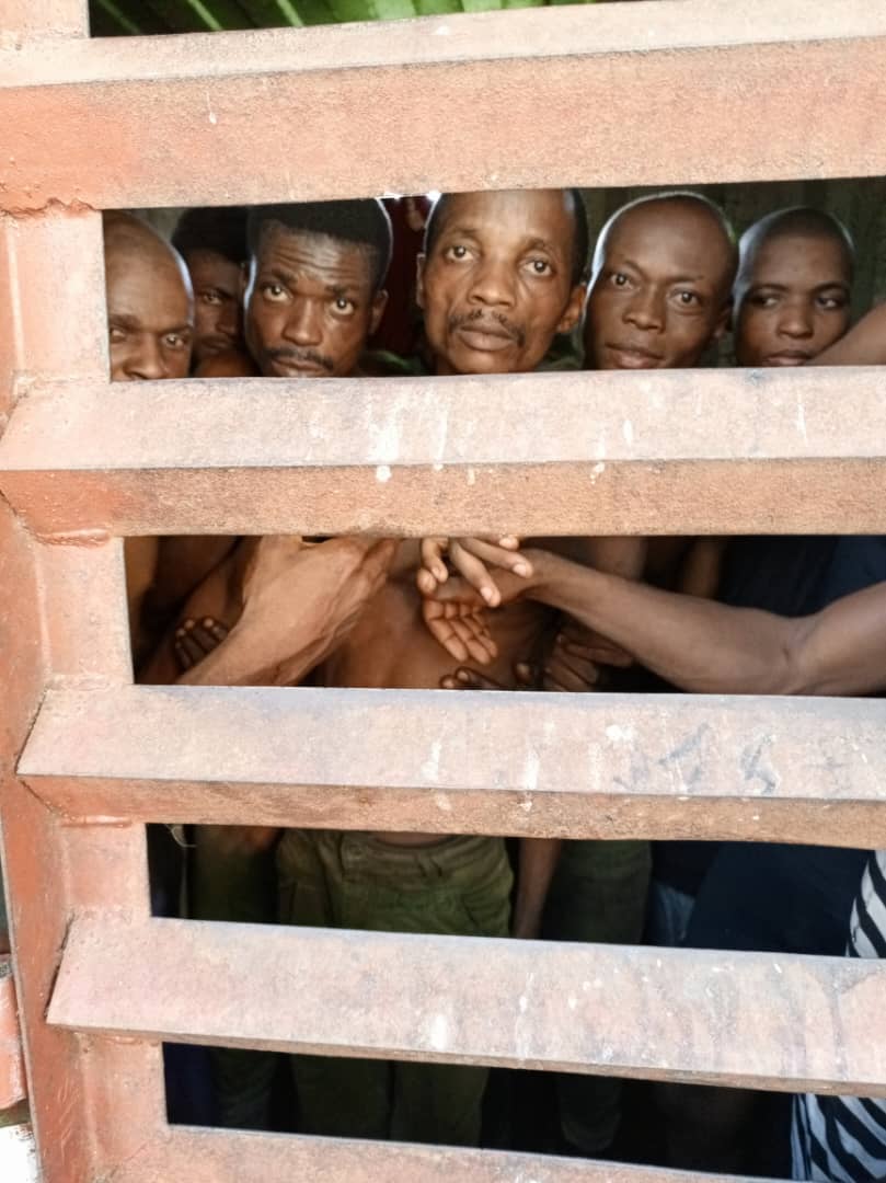 Členové komunity jsou zadržováni v cele v Yangambi a čekají na převoz do centrální věznice v Kisangani. 