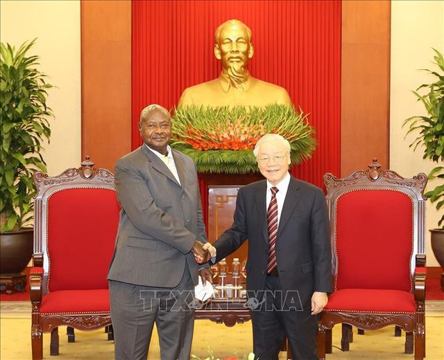 Generální tajemník Komunistické strany Vietnamu (CPV) Nguyen Phu Trong a ugandský prezident a předseda Hnutí národního odporu (NRM) Yoweri Kaguta Museveni.