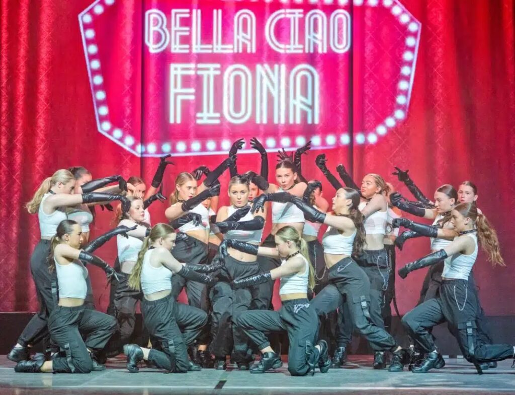 Komunita na Velký pátek zpívá „Bella Ciao Fiona“ a tleská nezlomnému duchu tanečnice a umělkyně Fiony Fennell